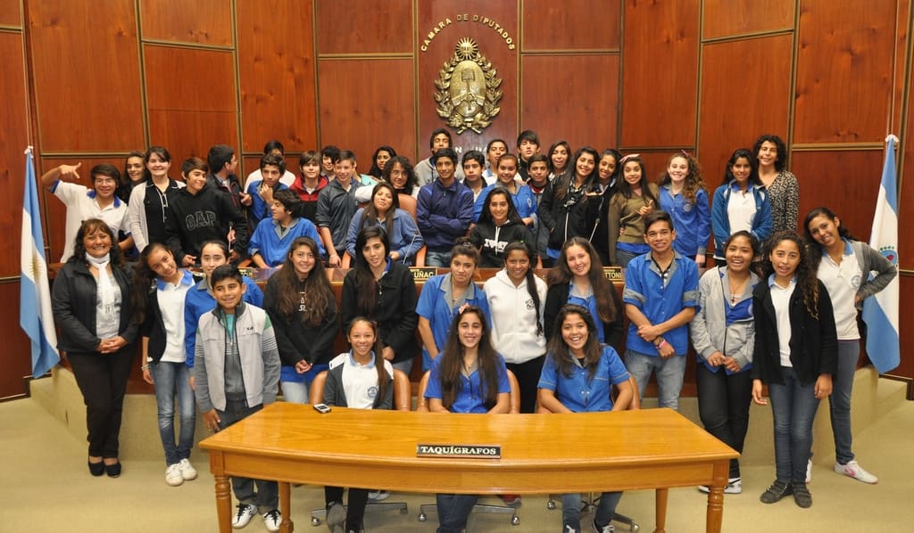 Jóvenes de San Martín recorrieron la Legislatura y conocieron el Recinto de Sesiones