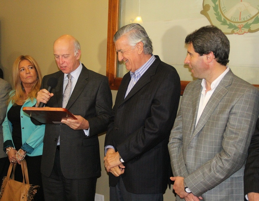 El embajador Jhon Patrick George Freeman recibiendo una réplica del escudo provincial de parte del gobernador José Luis Gioja y el vicegobernador Sergio Uñac. 