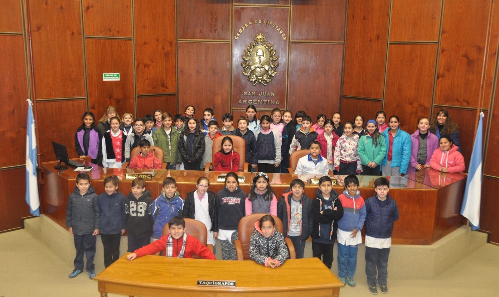 Alumnos y docentes de la escuela Clara Rosa Cortinez en la Cámara de Diputados. 