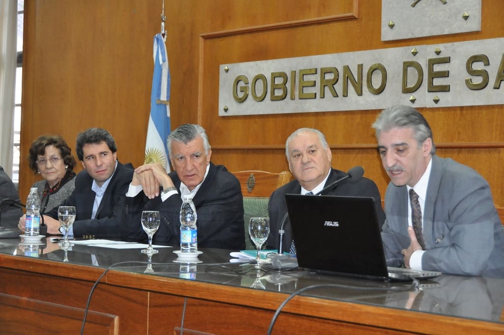 Alejandro Flores presentó el sitio web frente a las máximas autoridades provinciales.