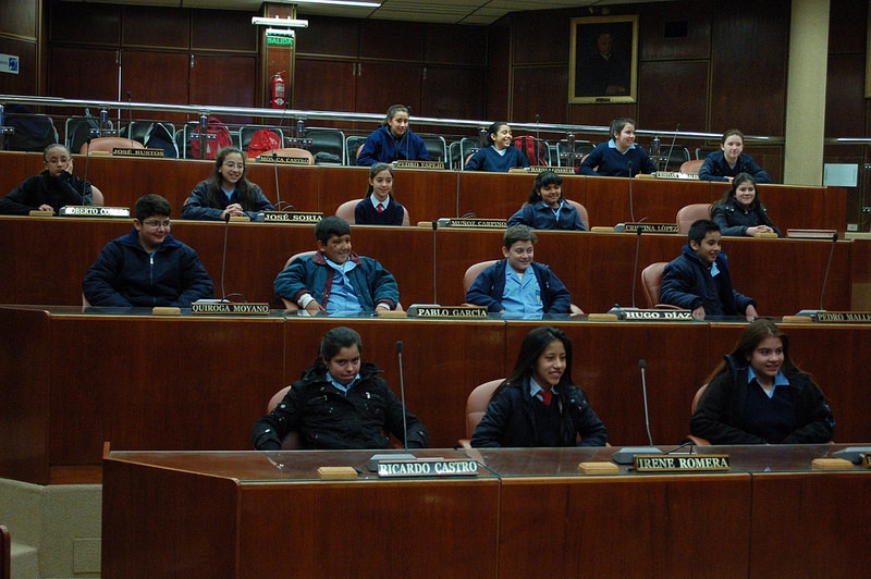 Estudiantes de sexto grado del Colegio San José presentes en la Legislatura provincial. 