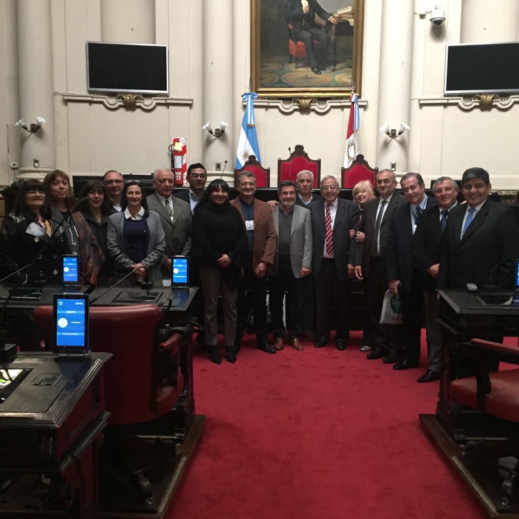 Las diputadas Graciela Seva y Amanda Días junto a los otros integrantes del Parlamento de Cuyo en el recinto de sesiones de la Legislatura de Córdoba. 