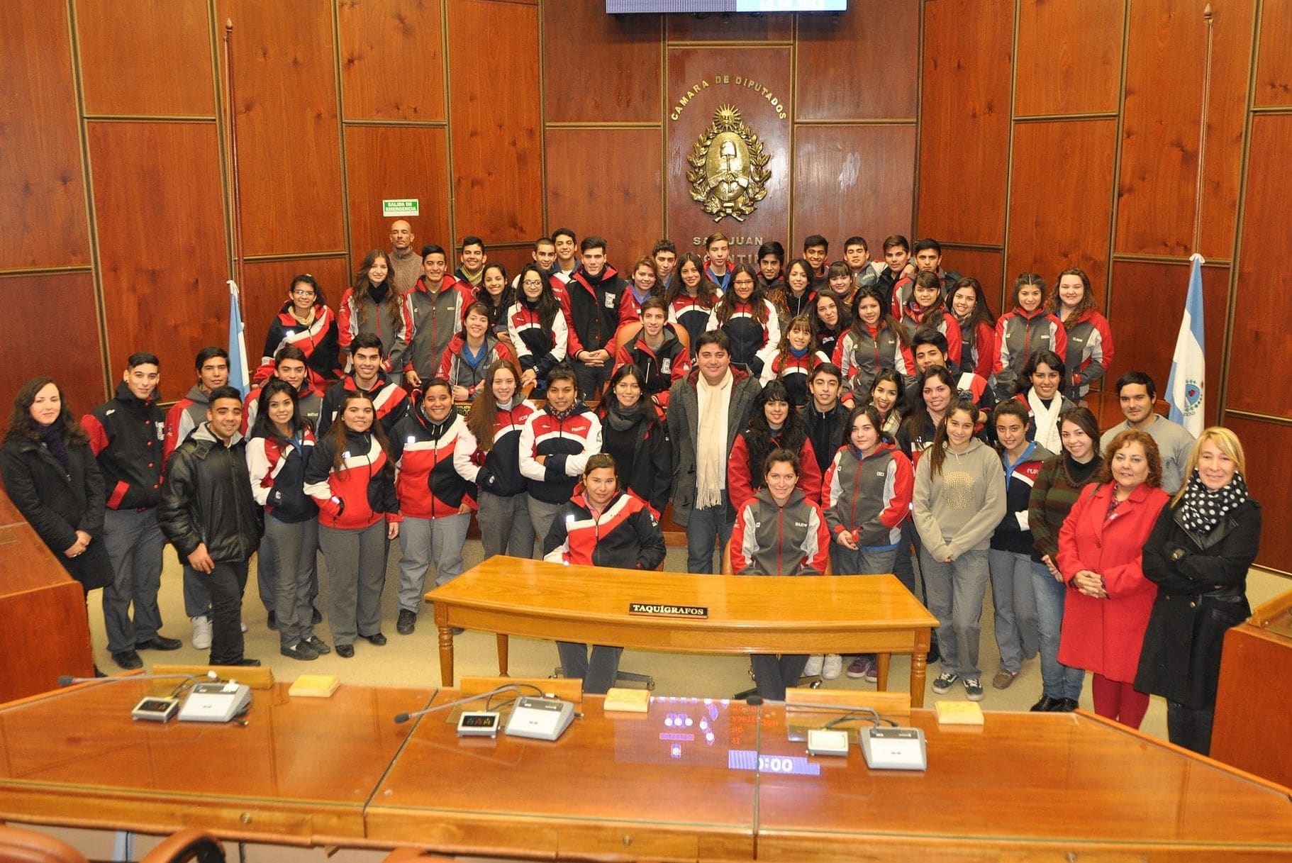 El diputado Crístian Morales junto a los jóvenes que visitaron la Legislatura Provincial