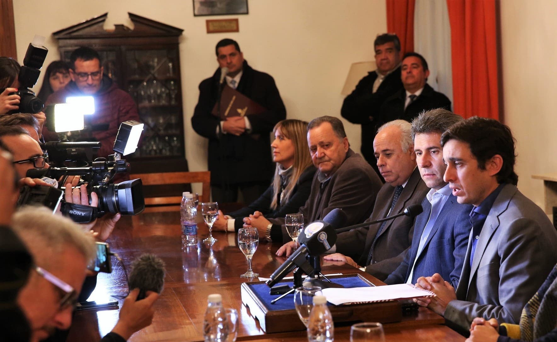 El vicegobernador Marcelo Lima junto al gobernador Sergio Uñac, el ministro de Gobierno, Emilio Baistrocchi; y el ministro de Desarrollo Humano, Armando Sánchez en la presentación del concurso #Mirame. 