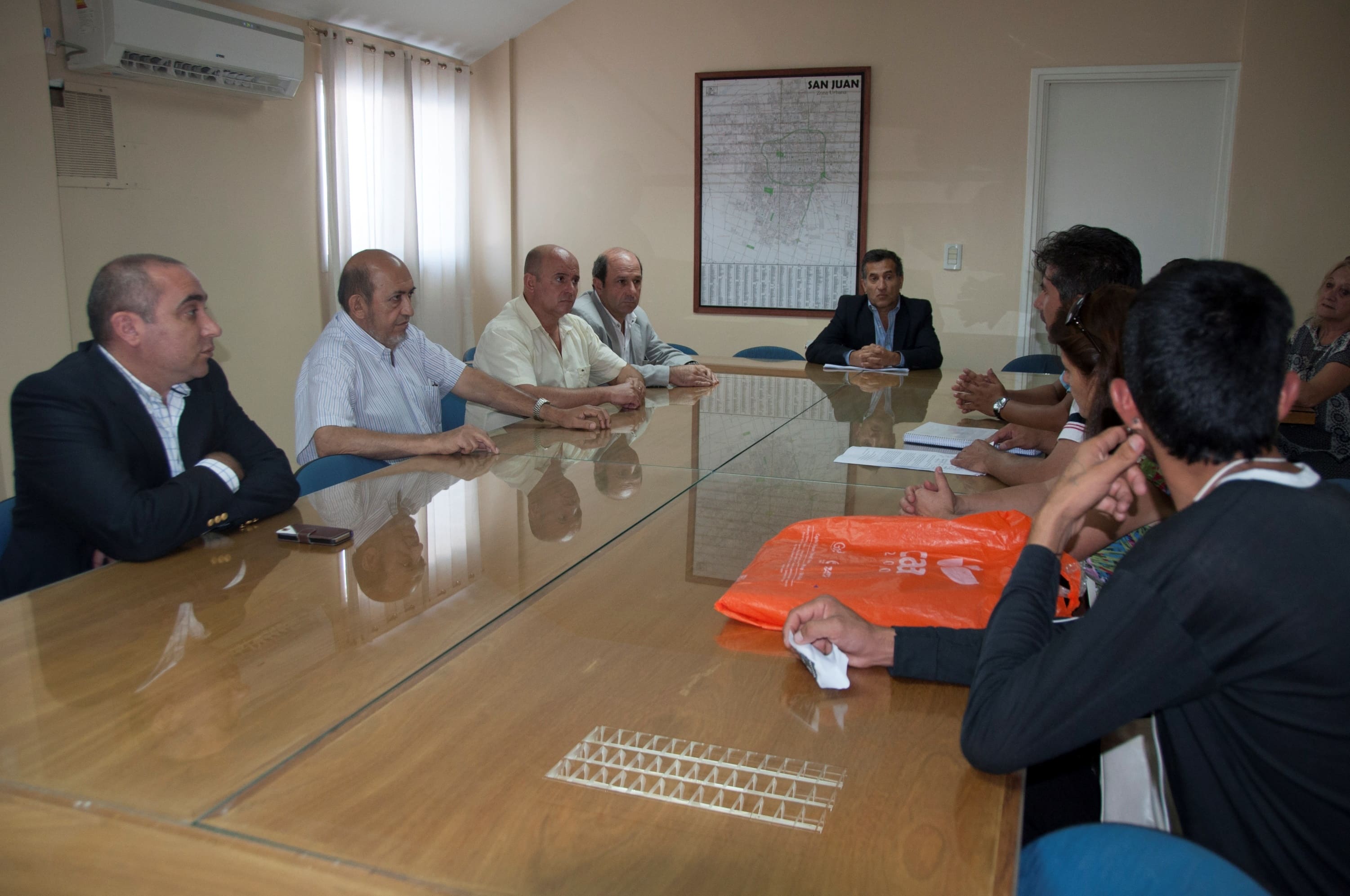 Legisladores provinciales reunidos con miembros de la Asamblea Popular "Jáchal no se toca" en la Legislatura provincial. 