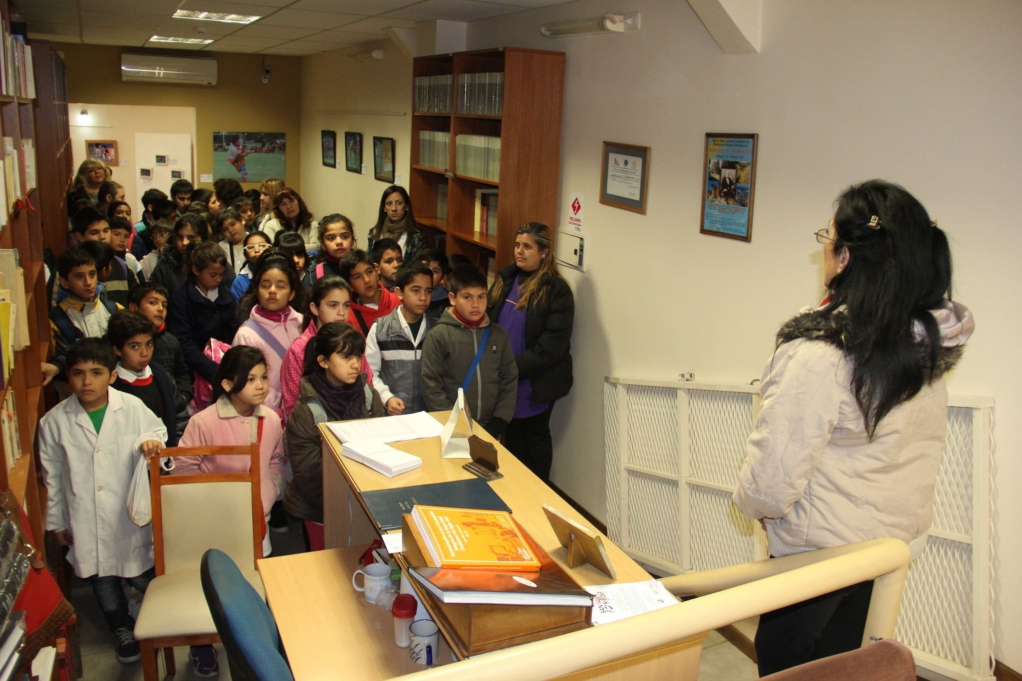 Alumnos y docentes en la Biblioteca "Sarmiento Legislador"