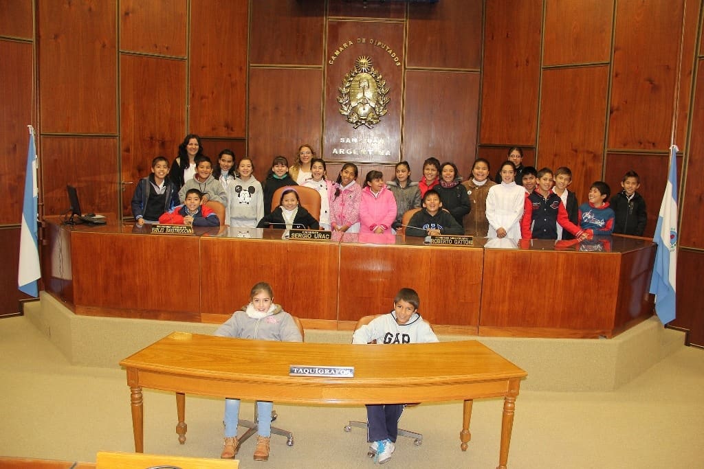 Alumnos y docentes de la escuela "Regimiento de Patricios" presentes en la Legislatura provincial. 