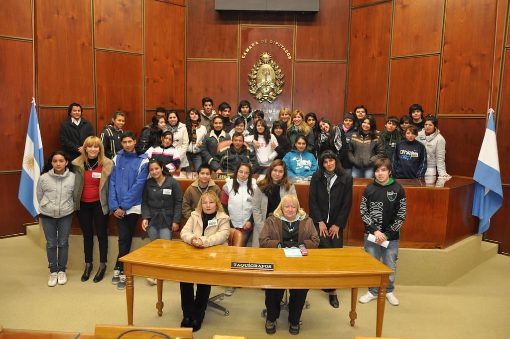 Integrantes del colegio Jorge Luis Borges visitaron el Recinto de Sesiones de la Cámara de Diputados.