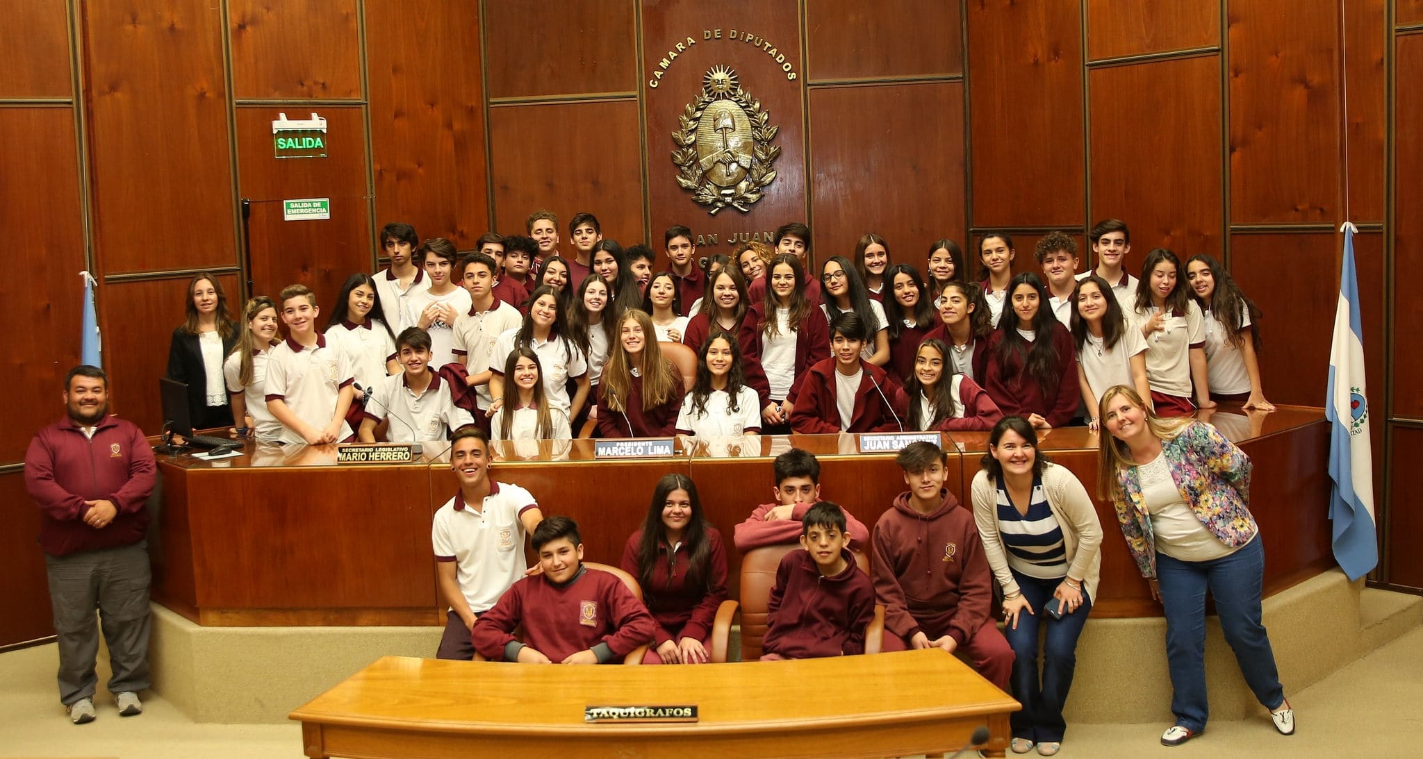 Alumnos y docentes del colegio "La Medalla Milagrosa" en la Cámara de Diputados. 