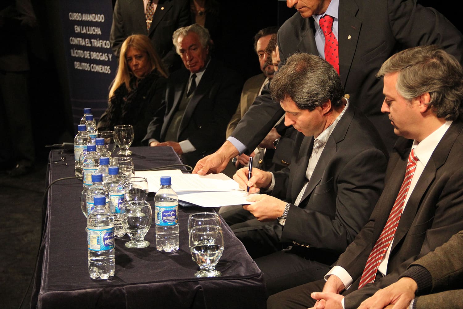 El vicegobernador, Sergio Uñac, realizando la firma del Convenio de Cooperación entre el Gobierno Provincial y SEDRONAR.