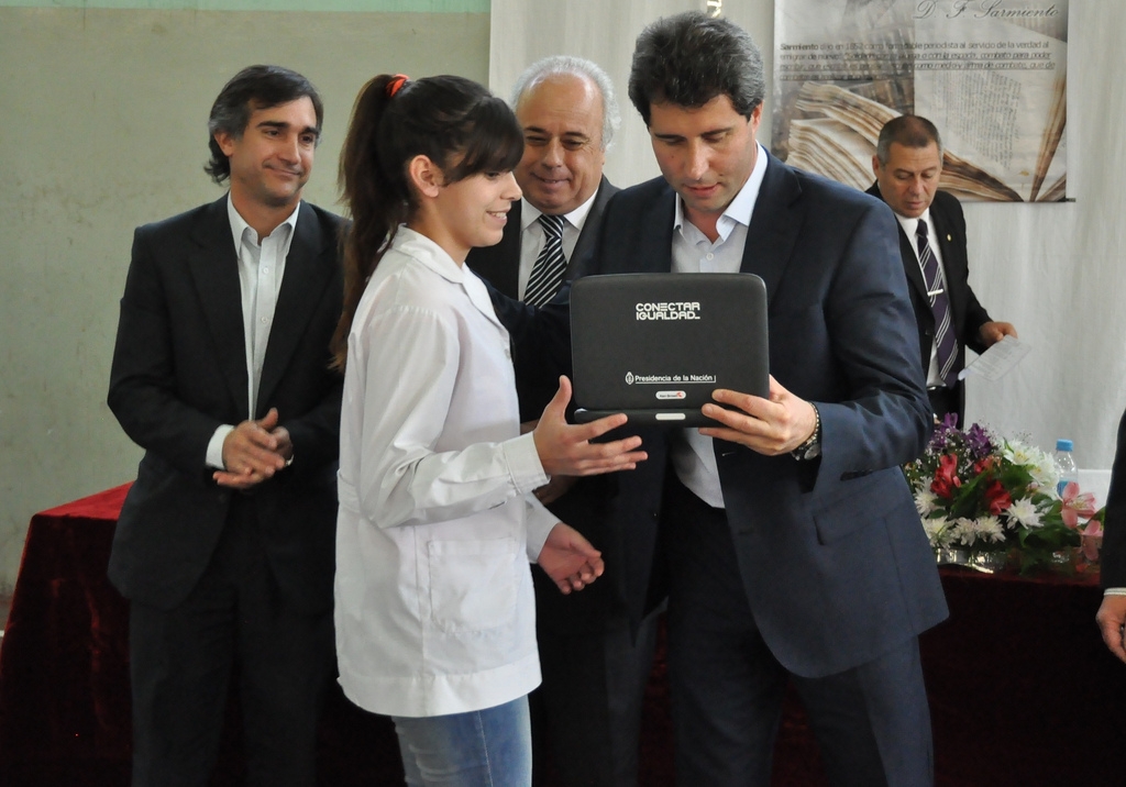 El vicegobernador Sergio Uñac haciendo entrega de las netbook a una estudiante de la E.P.E.T Nº 4. 