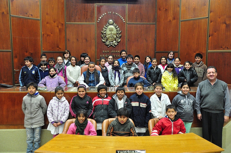 Dos escuelas de Santa Lucía visitaron la Legislatura provincial