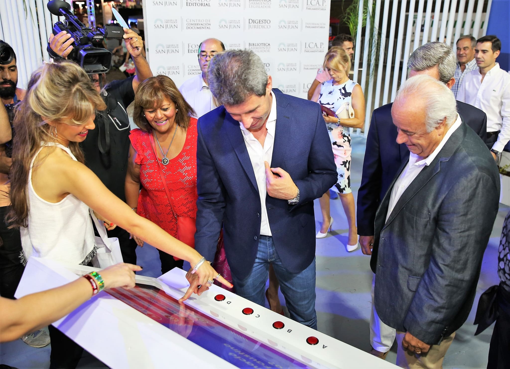 El gobernador Uñac visitó el stand de la Cámara de Diputados.