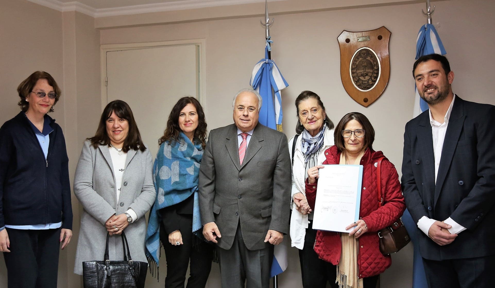 El vicegobernador Marcelo Lima junto al diputado Juan Pablo Santiago entregan la resolución que declara de interés los actos del 60º aniversario de fundación de la Asociación Civil Sociedad Italiana Dante Alighieri.