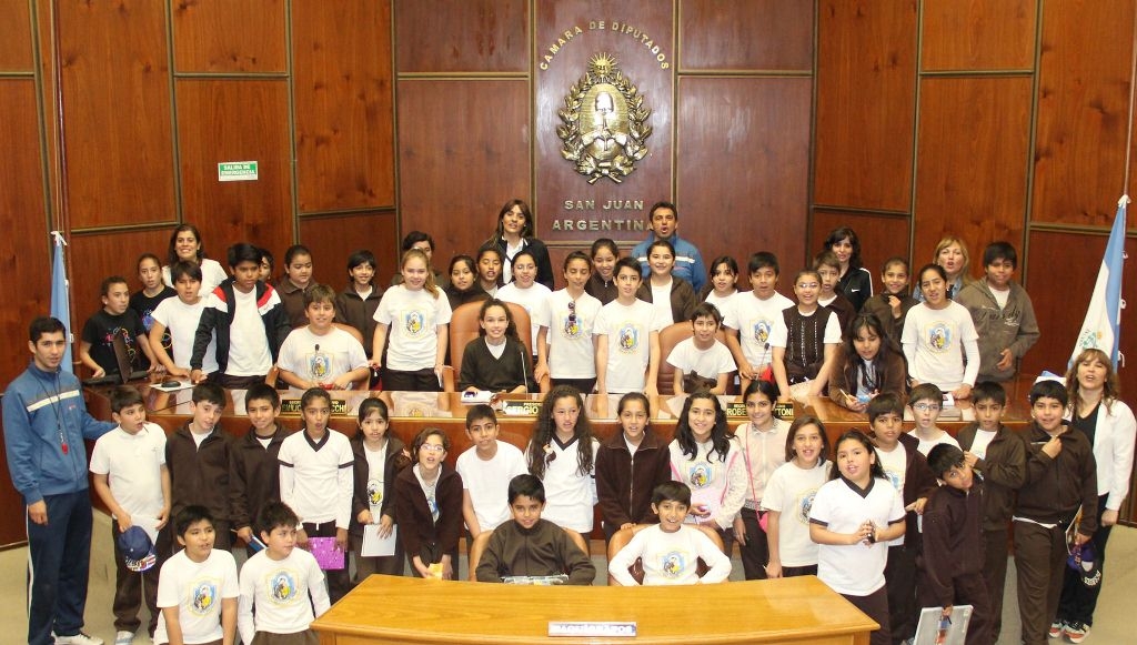 Alumnos y docentes de la escuela "San Antonio de Padua" en la Legislatura. 