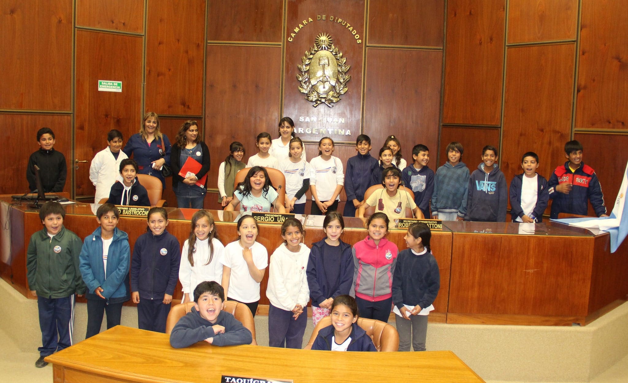 Alumnos y docentes de la escuela Andina de Caucete presentes en el edificio Legislativo. 