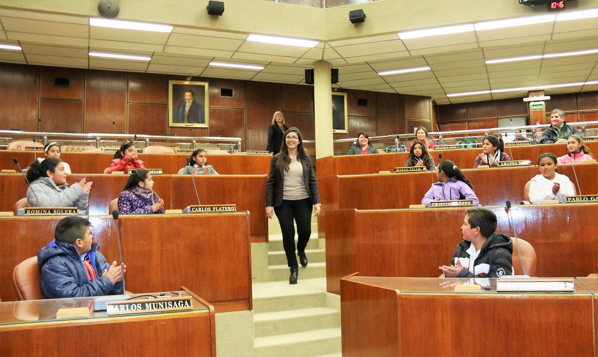 La diputada Romina Solera junto a estudiantes y docentes de la escuela "Elvira de la Riestra de Lainez" en la Cámara de Diputados. 