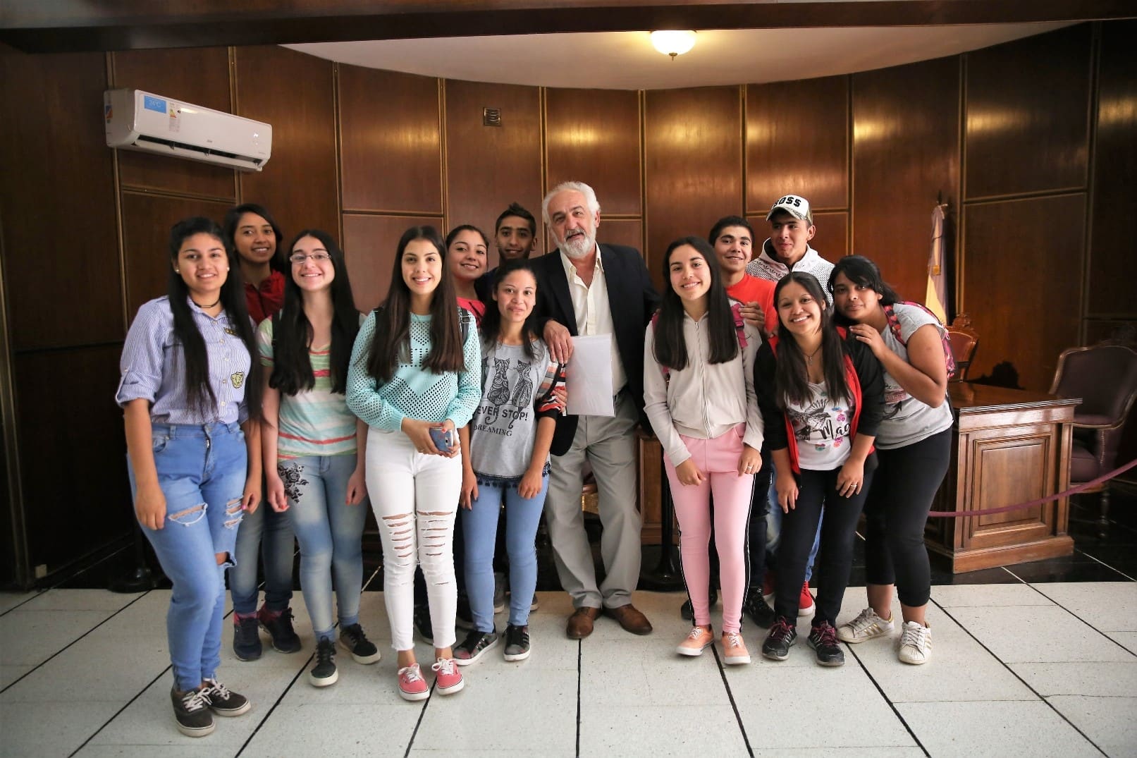 El diputado Miguel Sepúlveda junto a estudiantes y docentes de la escuela "EGB 3 y Polimodal Astica" en la Casa de las Leyes. 
