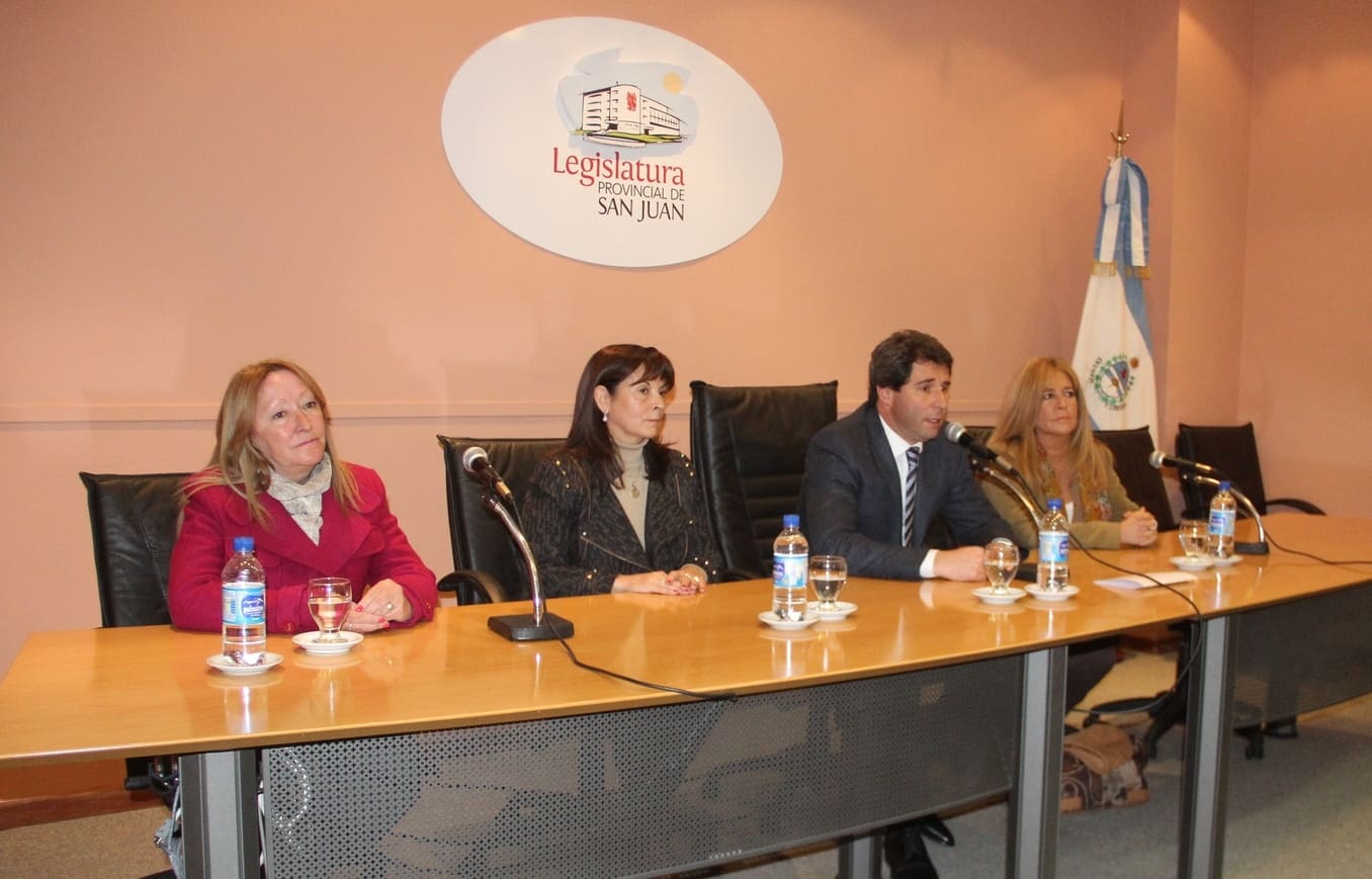 El vicegobernador Dr. Sergio Uñac acompañado por Susana Trimarco, Marina Riofrío e Irene Romera