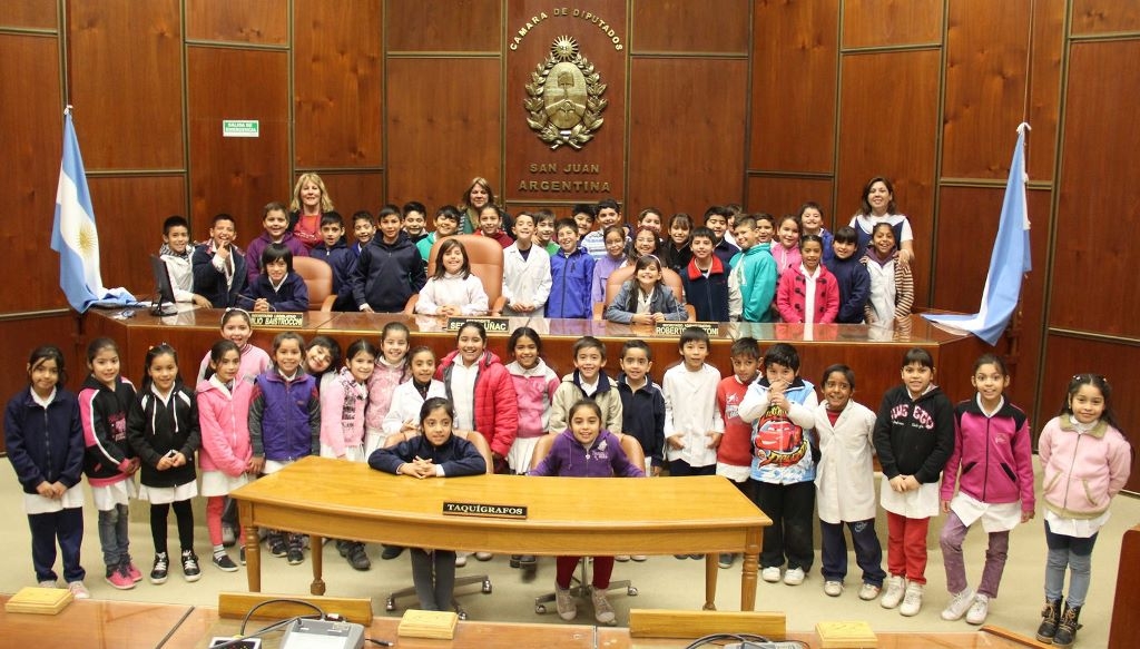 Alumnos y docentes de la escuela “Eugenia Belín Sarmiento” en la Legislatura. 