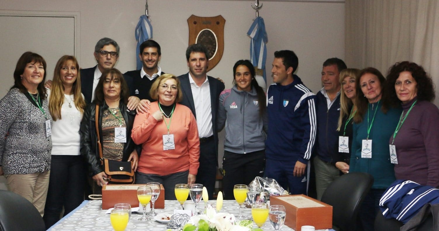 El vicegobernador Sergio Uñac junto a miembros de la Confederación Argentina de Hockey sobre césped y de San Juan Rugby Club. 