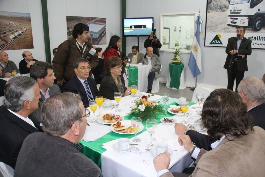 El Dr. Sergio Uñac acompaño al gobernador José Luis Gioja en el desayuno por el Día de la Industria.