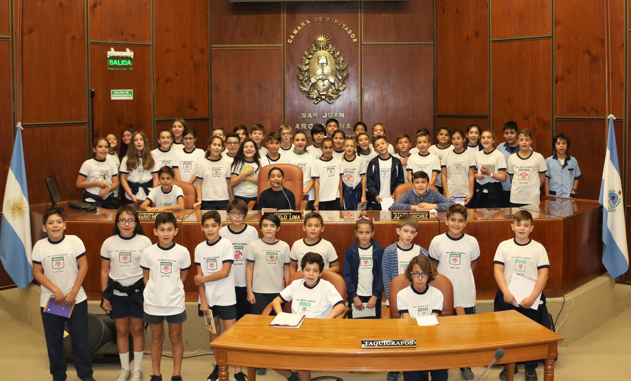 Docentes y alumnos de sexto grado del colegio Dante Alighieri presentes en la Cámara de Diputados.  
