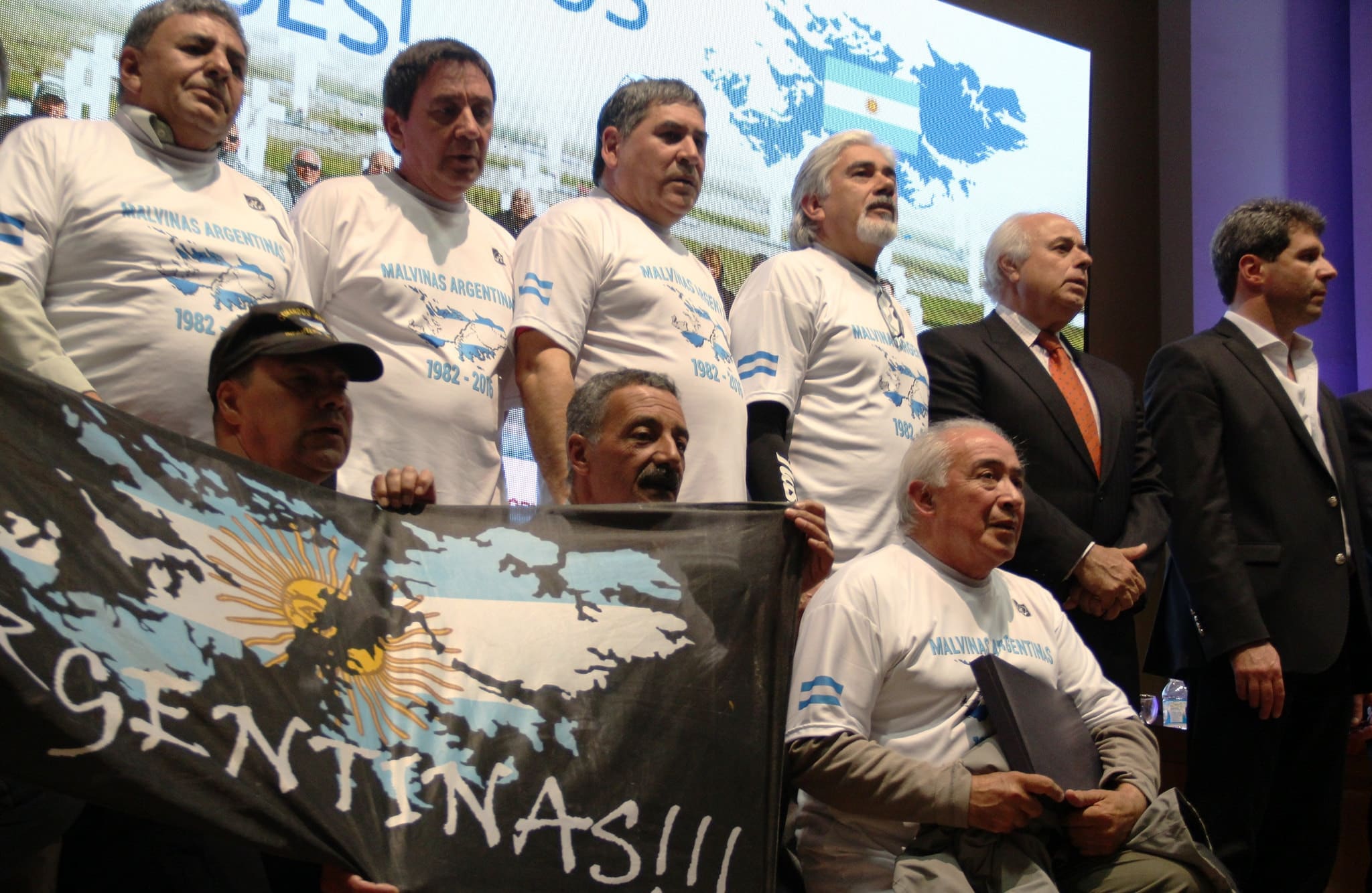 El vicegobernador de San Juan, Dr. Marcelo Lima junto a los ex combatientes de la "Guerra de Malvinas". 