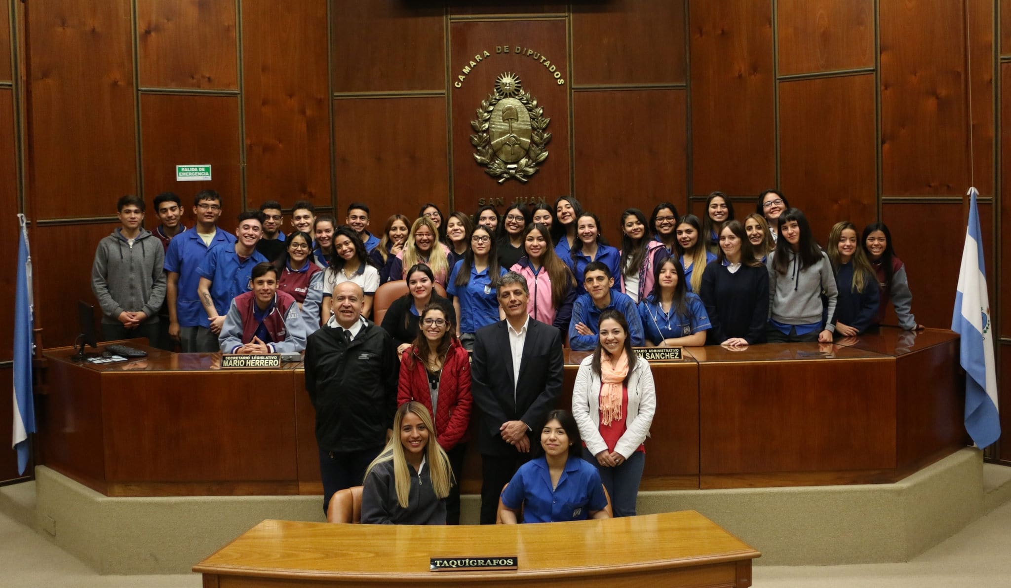 El diputado Leonardo Gioja junto a estudiantes y docentes de sexto año del Colegio Nacional Pablo Cabrera en la Cámara de Diputados- año 2018.