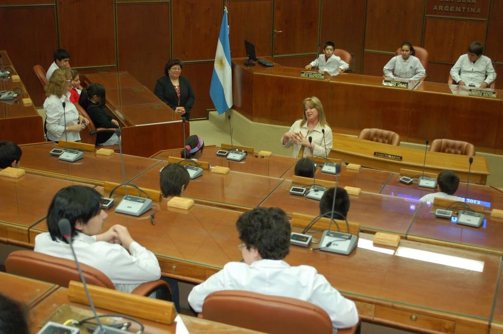 La diputada Cristina López junto a los jóvenes en el Recinto de Sesiones.