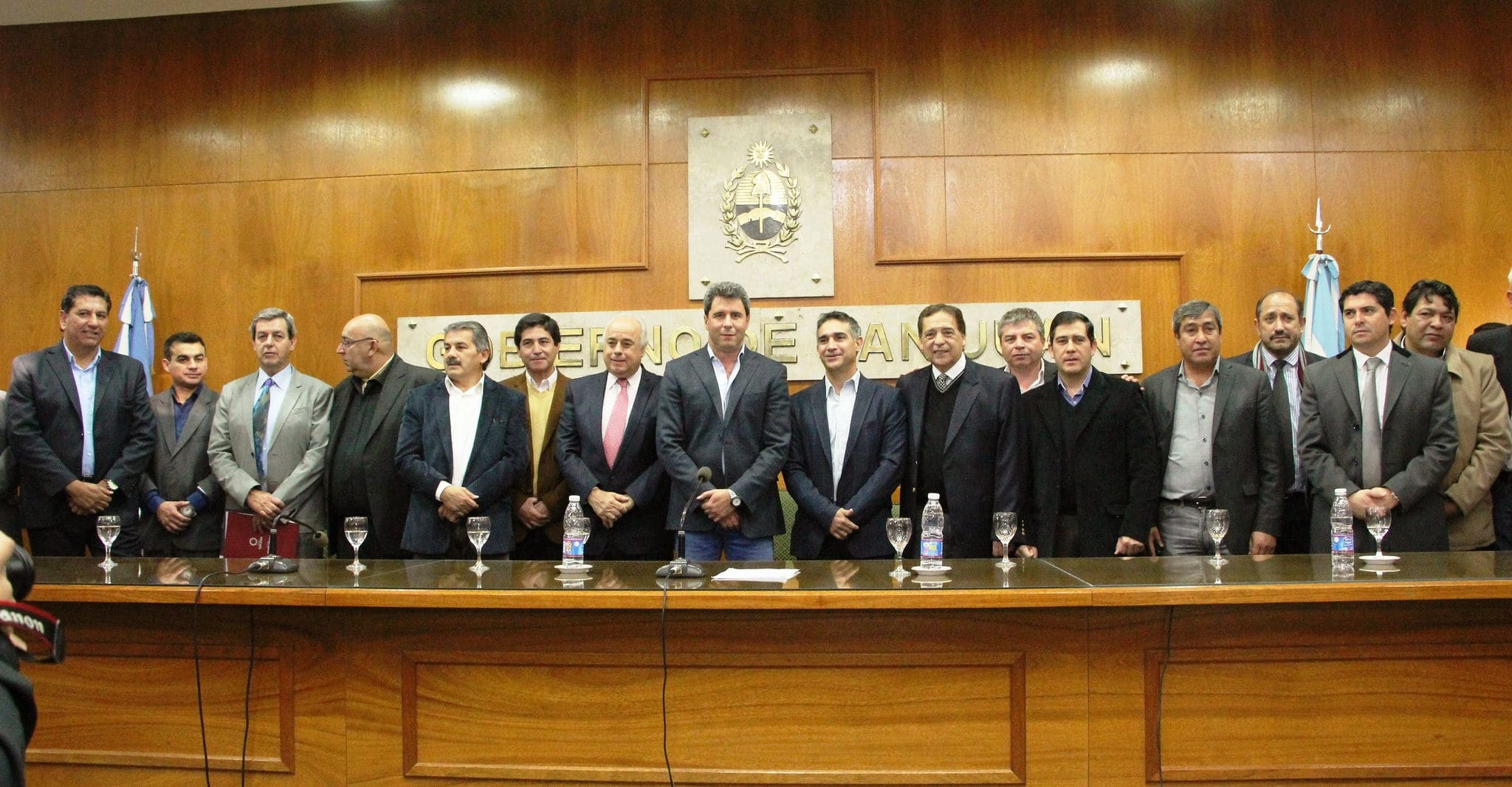 El vicegobernador Marcelo Lima en la firma de convenio de asistencia financiera para los municipios.