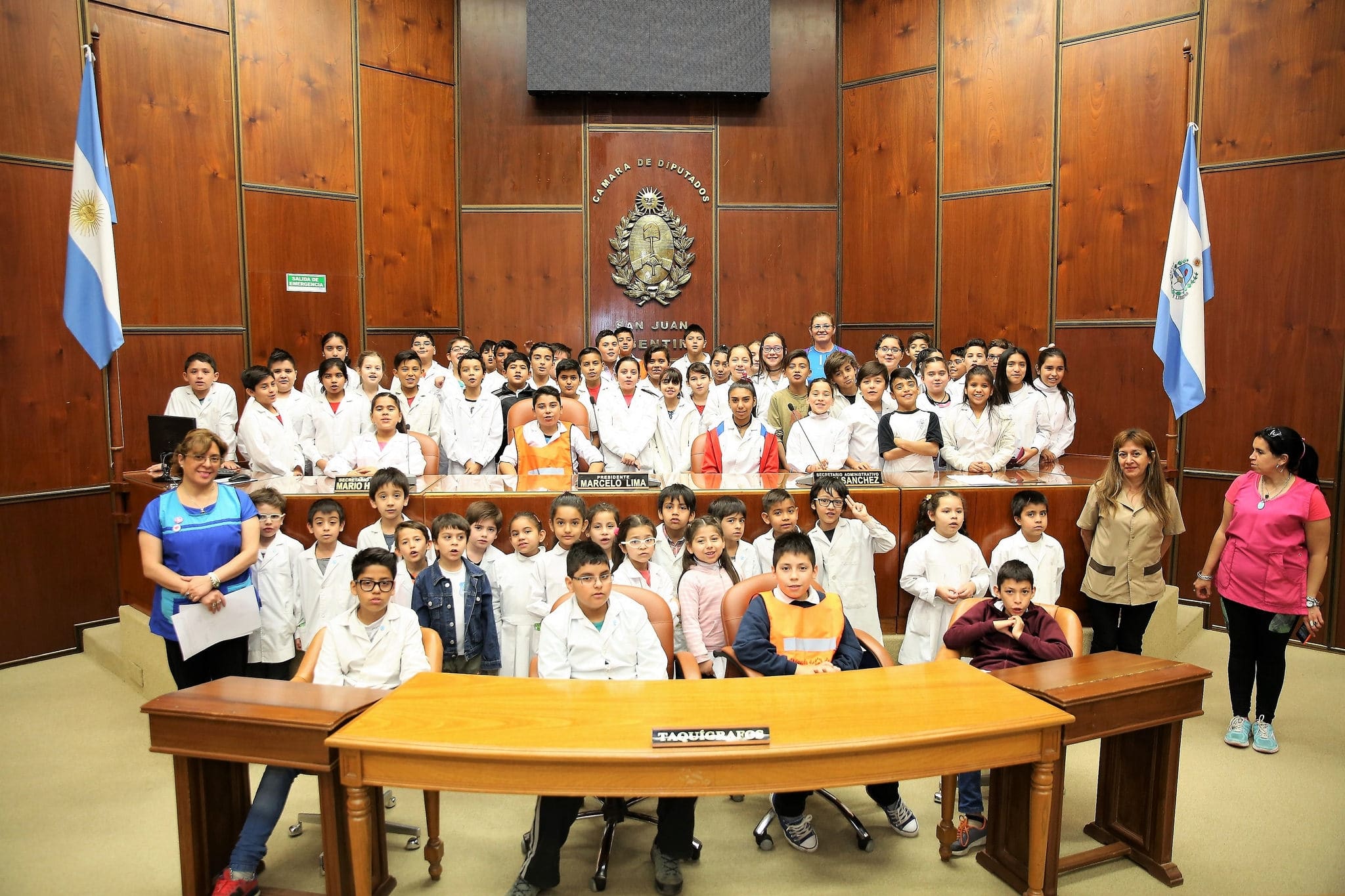 Alumnos y docentes de la escuela "Candelaria de Godoy" presentes en la Cámara de Diputados. 