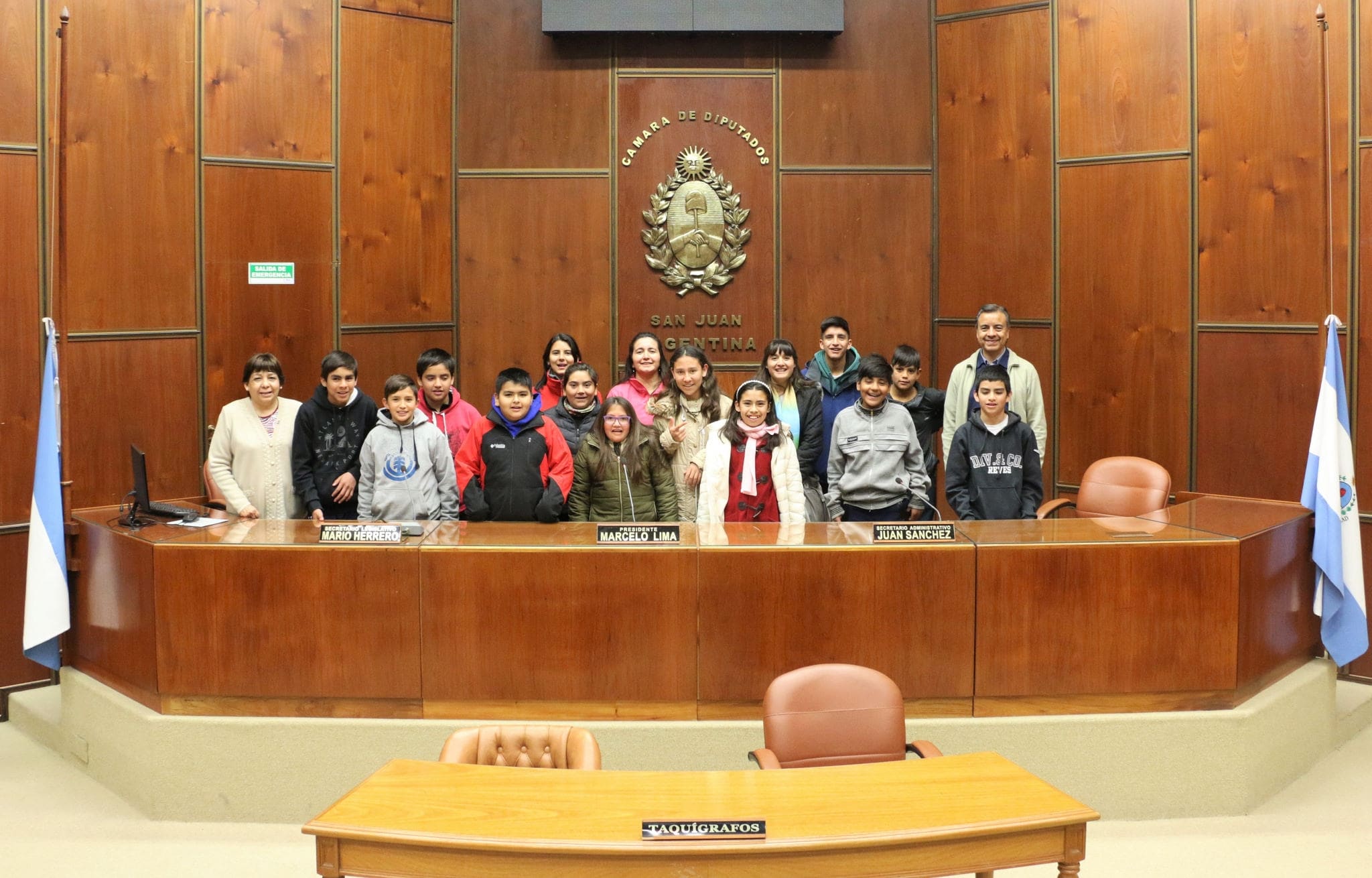 La diputada Gladys Valdez junto a estudiantes y docentes de sexto grado de la escuela "Juan Pedro Esnaola" en la Cámara de Diputados- año 2018. 