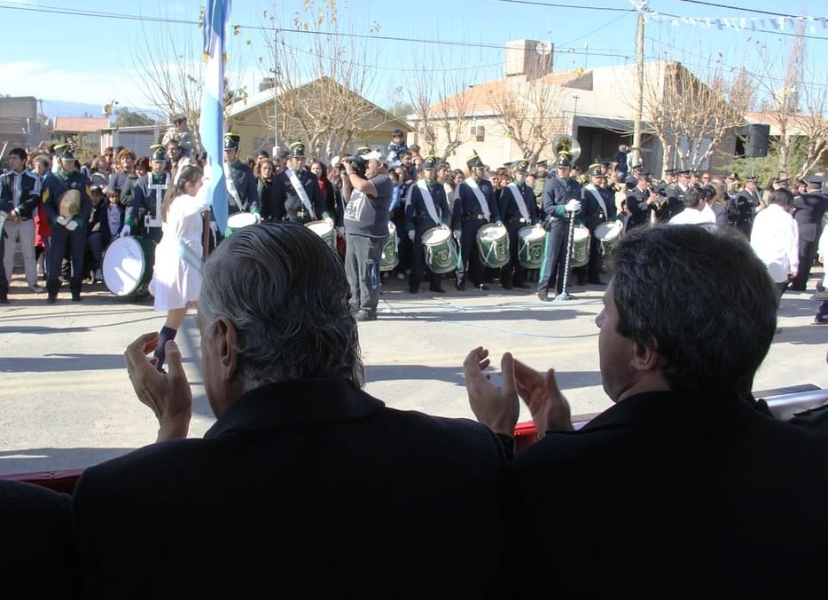El gobernador y el vicegobernador presenciando el desfile por el día de la Bandera Nacional Argentina. 