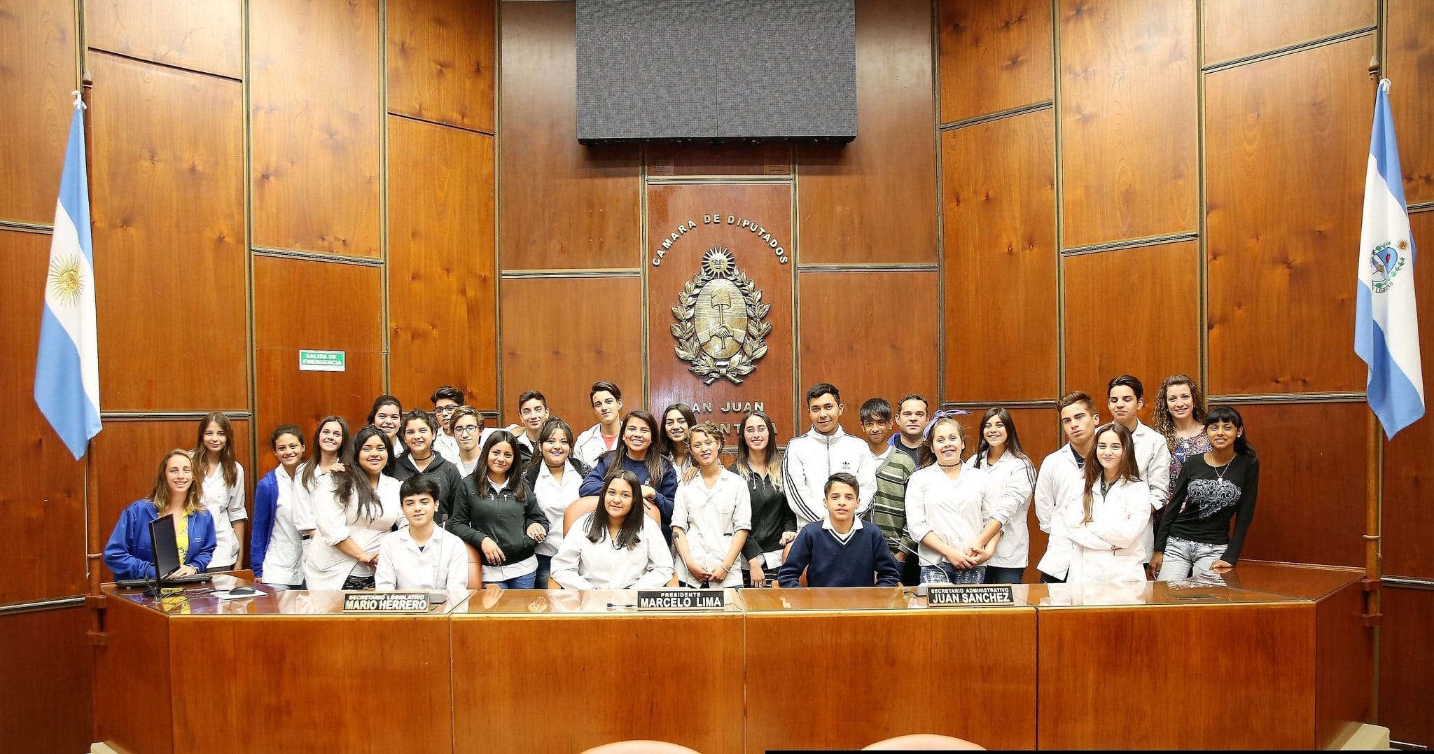 Alumnos y docentes de la escuela "Juan Pestalozzi" y del colegio "Provincial de Rivadavia" en la Cámara de Diputados. 