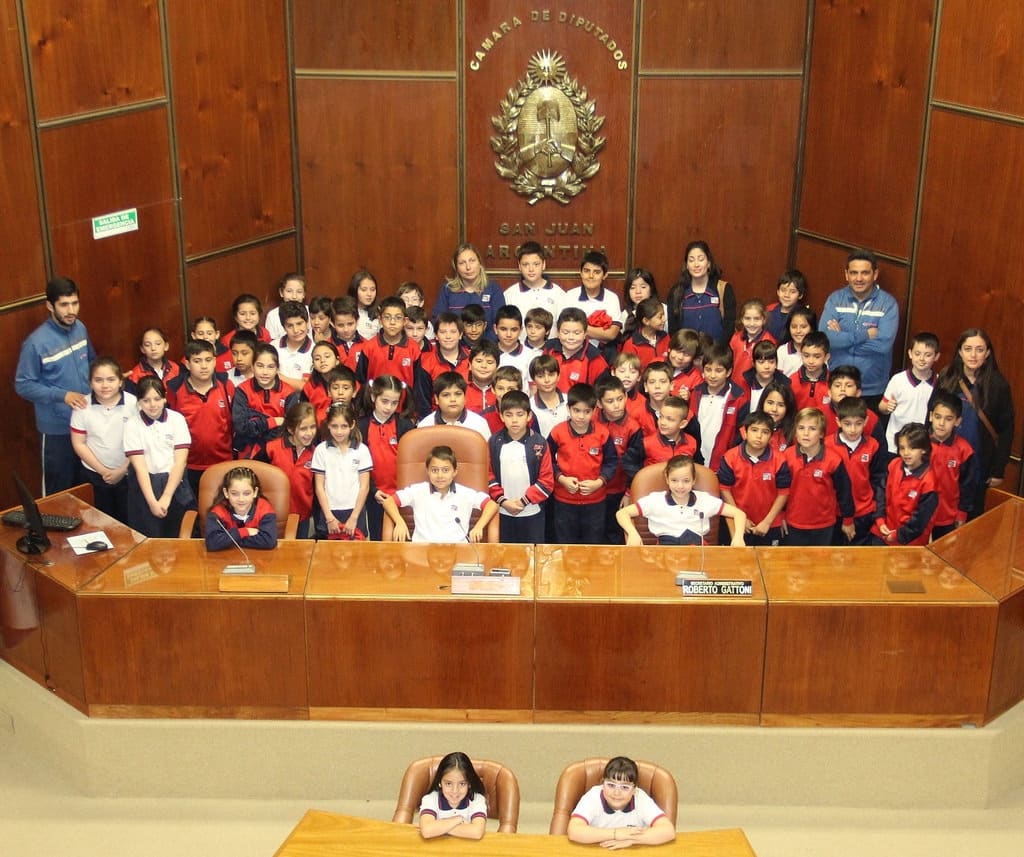 Alumnos y docentes de tercer grado del Colegio Santo Tomás de Aquino en la Casa de las Leyes. 