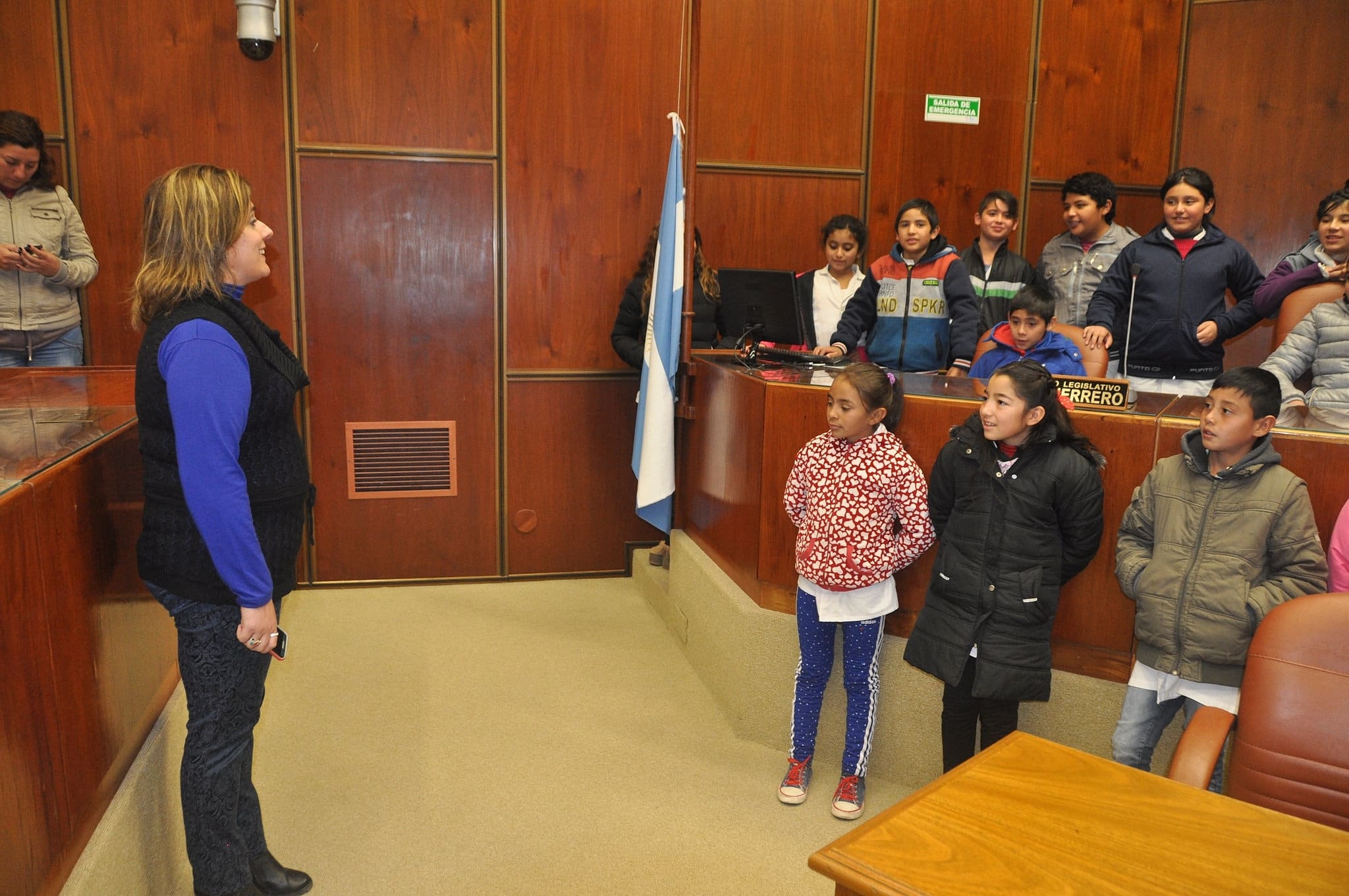 La diputada Marcela Monti junto a estudiantes y docentes de la escuela "Francisca Ríos de Paez". 