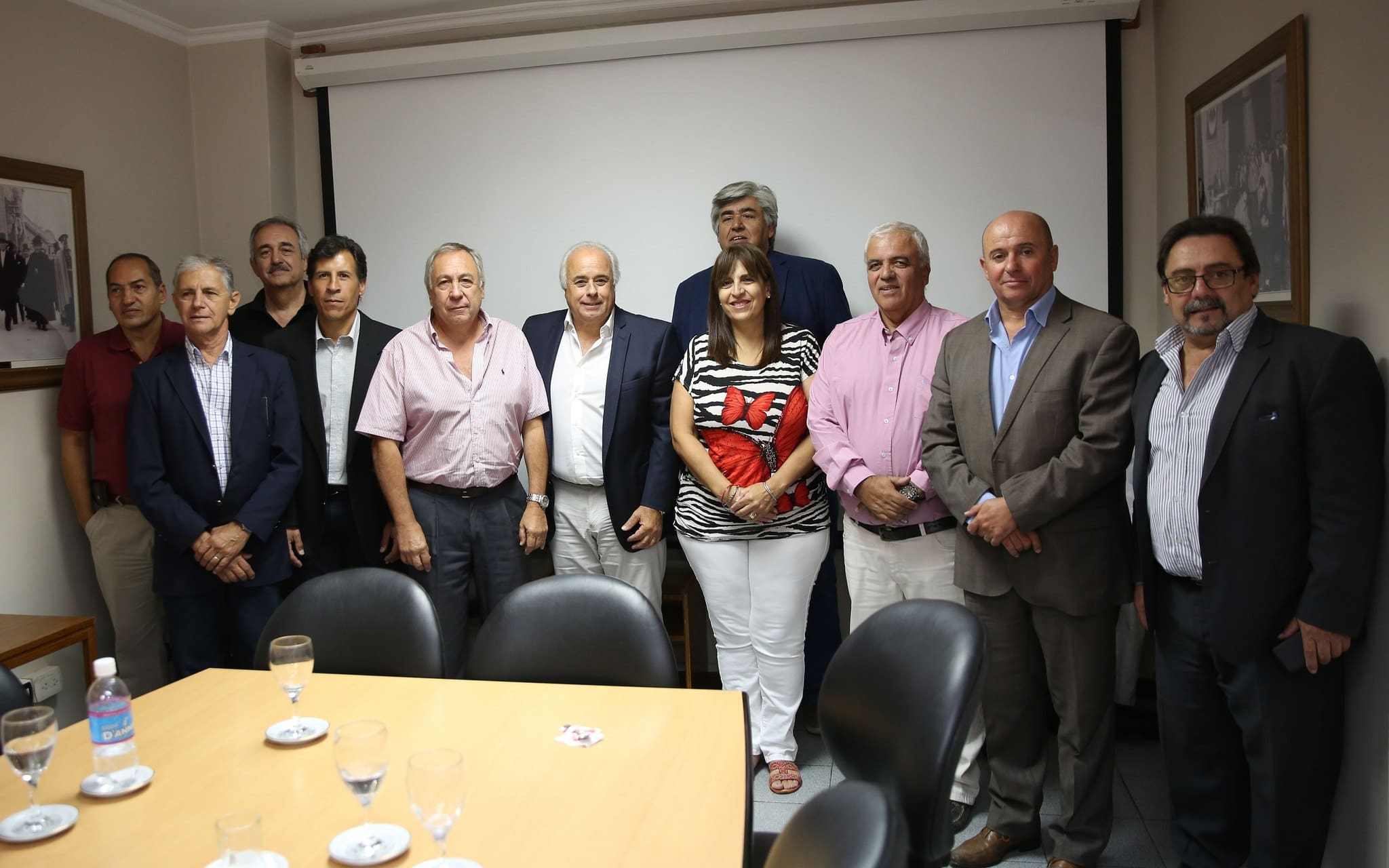 El vicegobernador Marcelo Lima junto al secretario Legislativo, Mario Herrero; los diputados César Aguilar y Pablo García Nieto y una delegación de ingeniero civiles. 