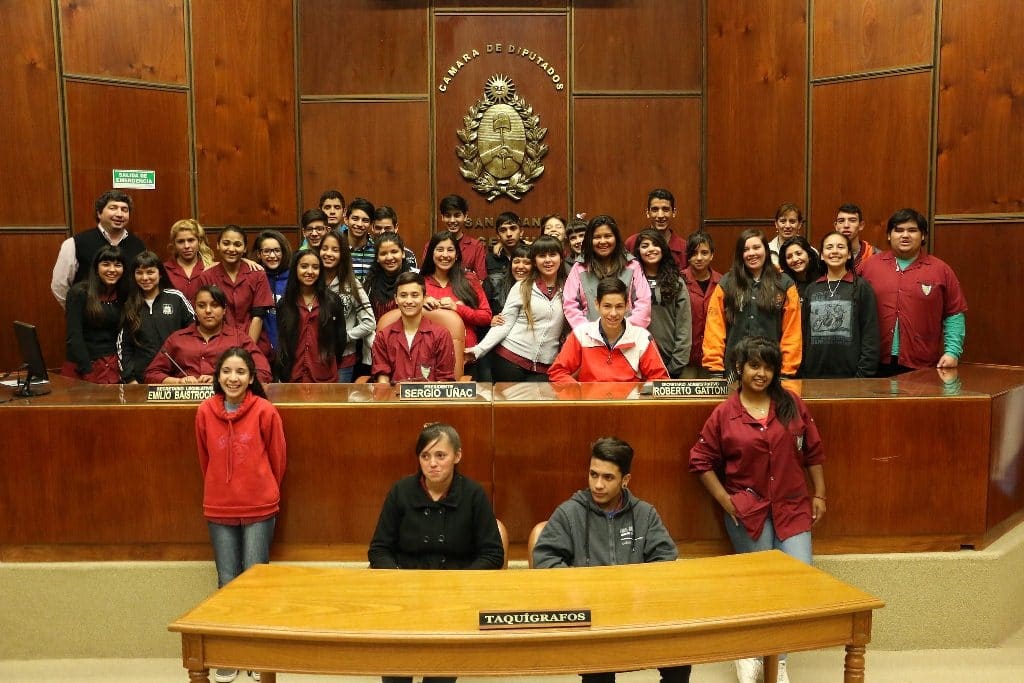 Alumnos y docentes de la escuela "Francisco Narciso Laprida" presentes en la Casa de las Leyes. 