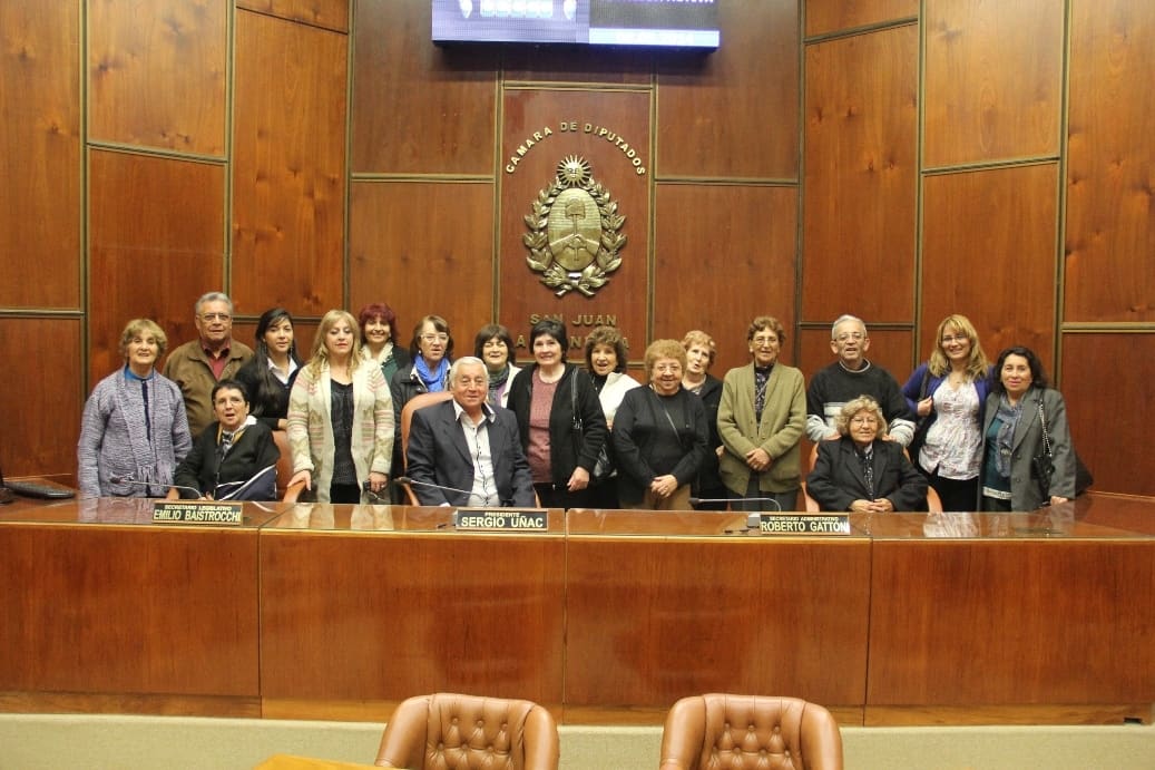 Integrantes del Ateneo Cultural dependiente de la Dirección de Política para el Adulto Mayor presentes en la Legislatura. 
