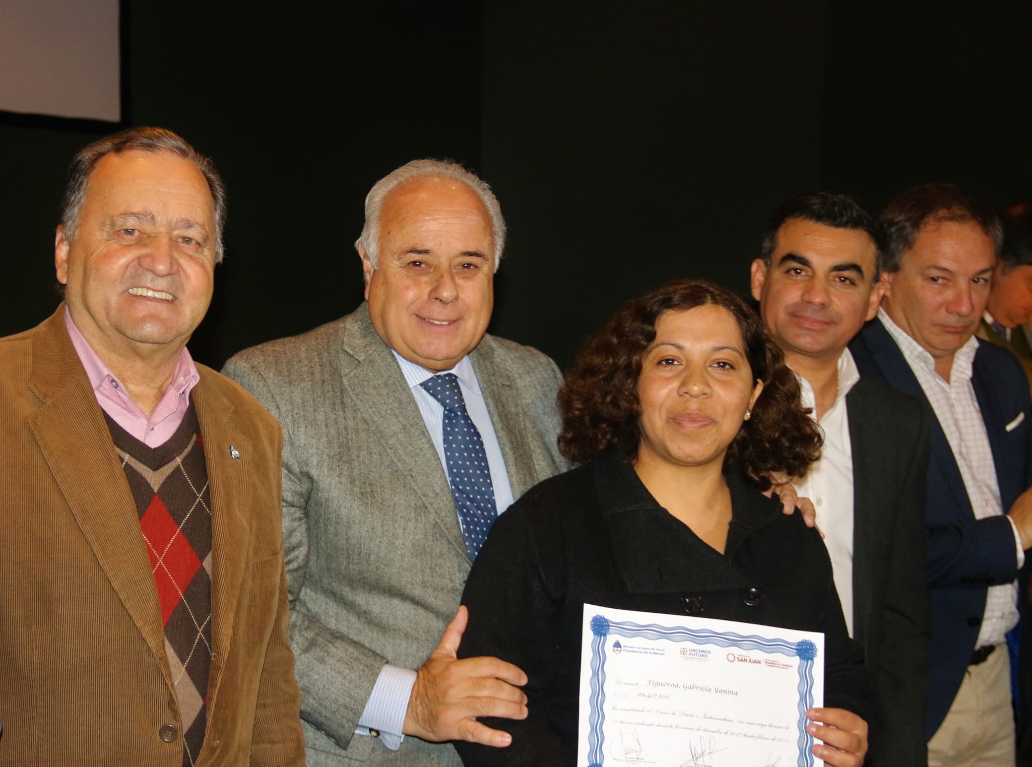 El vicegobernador Marcelo Lima en la entrega de cuatrocientos certificados a mujeres cooperativistas del programa "Hacemos Futuro". 