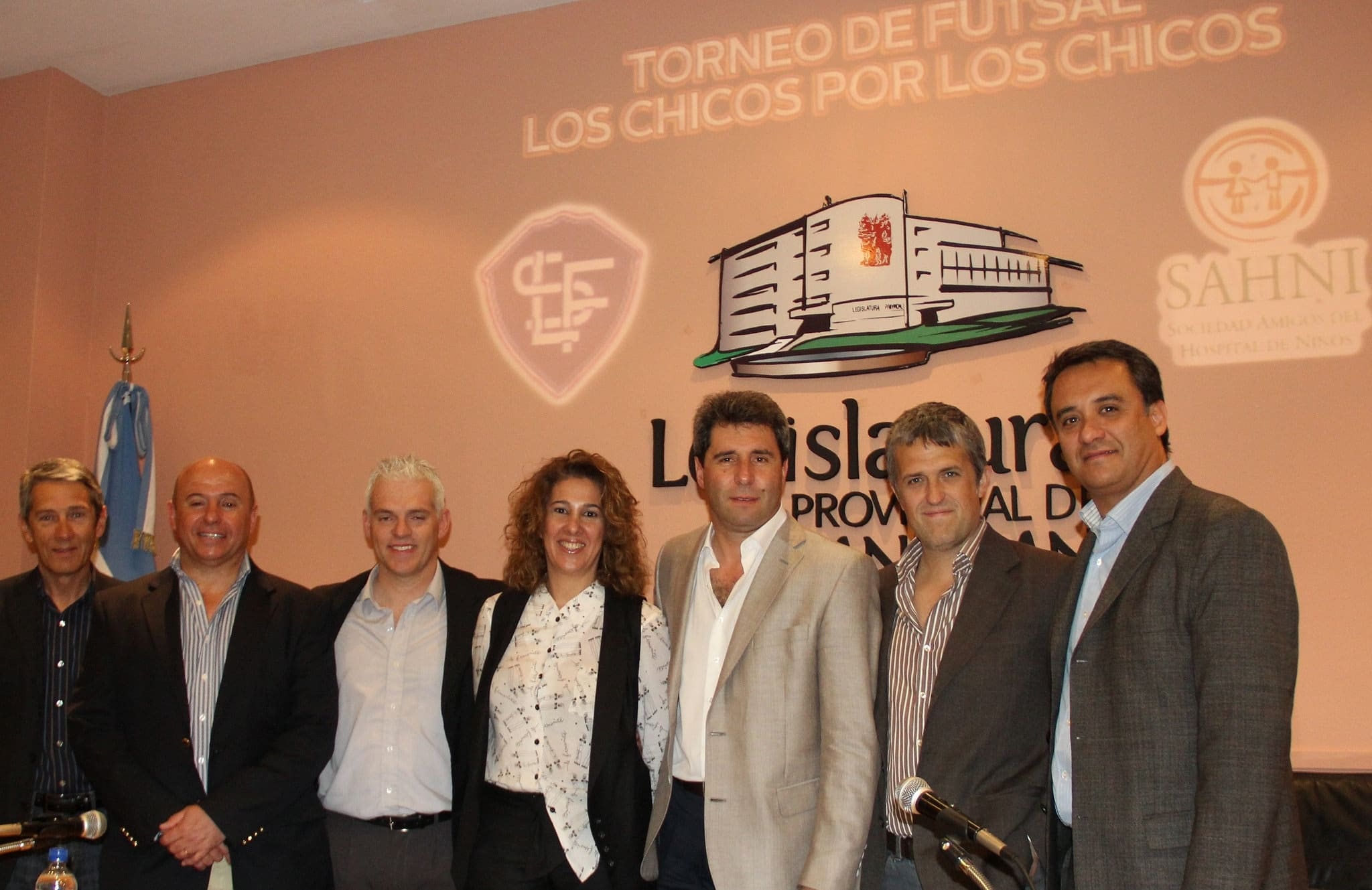 Las autoridades, encabezadas por el Dr. Sergio Uñac, presentaron el Torneo de Futsal "Los Chicos por los Chicos".