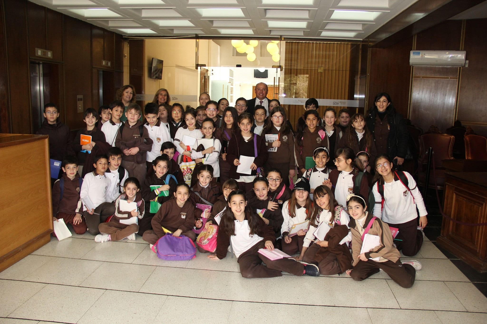 Alumnos y docentes junto al diputado Pablo García Nieto.