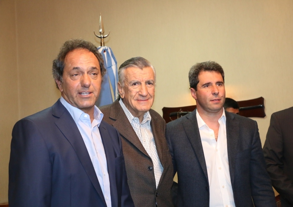 El vicegobernador Sergio Uñac y el gobernador José Luis Gioja junto a Daniel Scioli