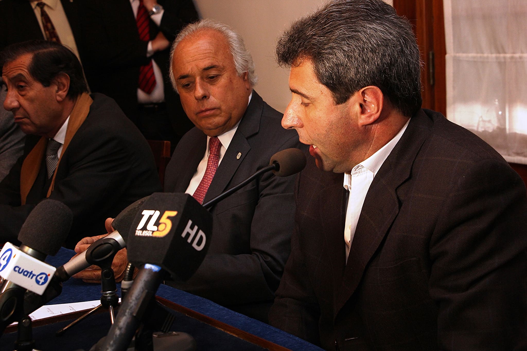 El vicegobernador Marcelo Lima junto al gobernador Sergio Uñac en la reunión del Órgano Coordinador Provincial de Seguimiento, Evaluación y Prevención de la Problemática de la Violencia Familiar.