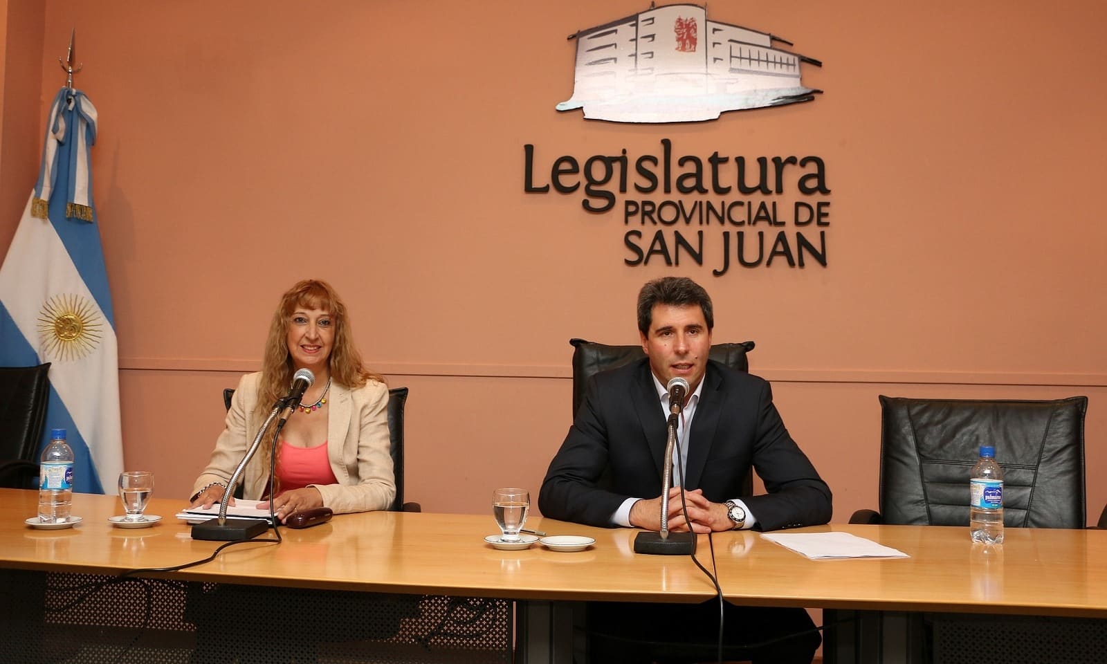El Dr. Sergio Uñac, junto a la presidenta del Colegio de Arquitectos, en la presentación del concurso de anteproyectos para el nuevo edificio de la Legislatura.