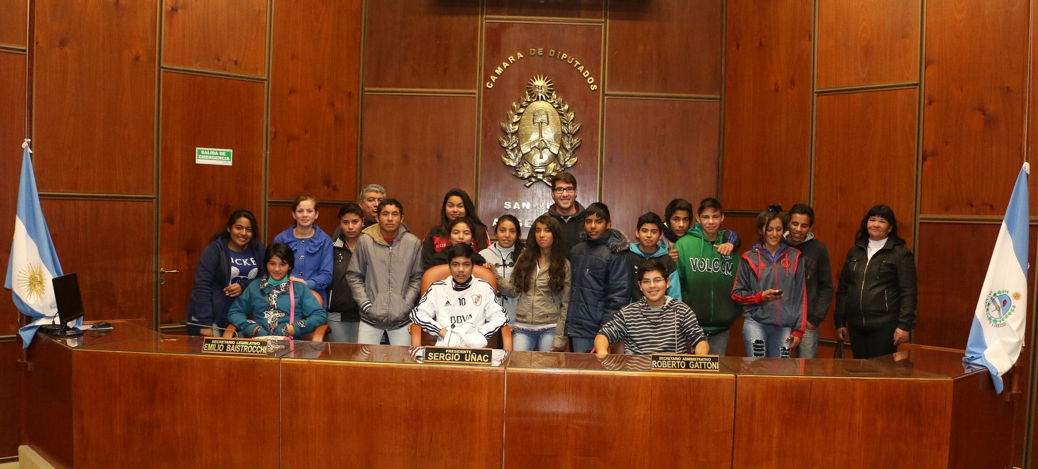 Alumnos y docentes de la escuela "Juan Ignacio Gorriti" presentes en la Legislatura.