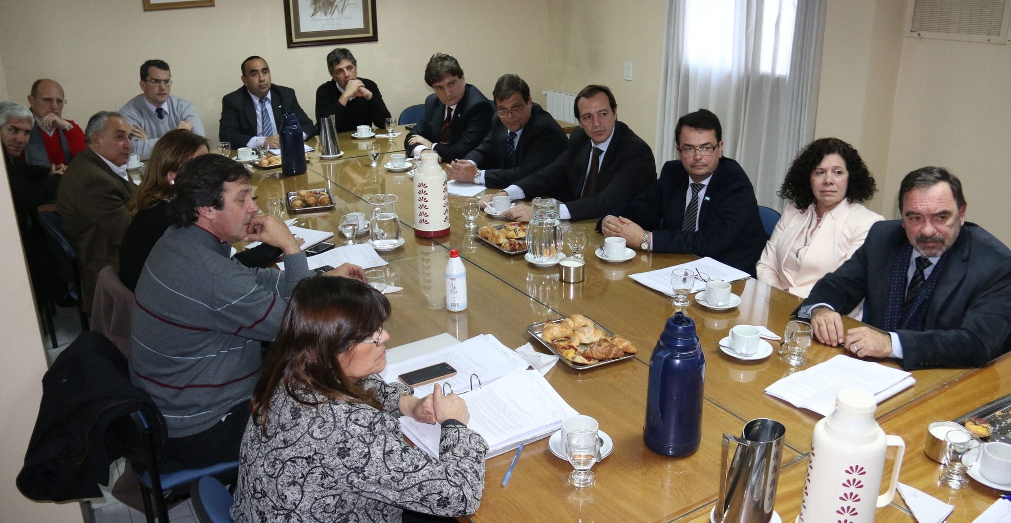 Diputados e integrantes del Colegio de Magistrado reunidos por dos proyectos de ley. 