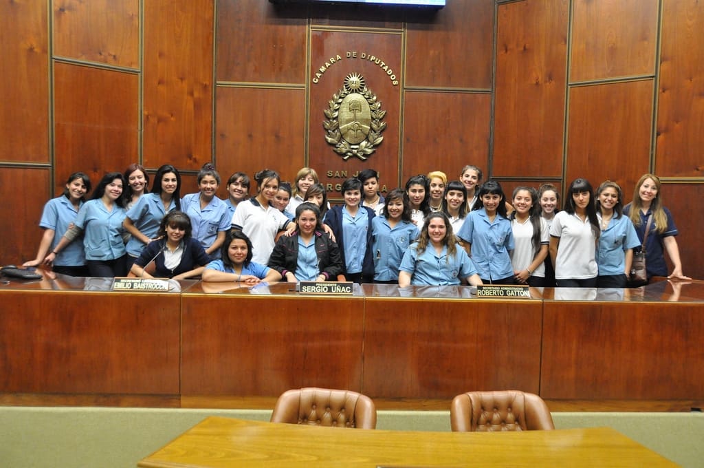 Jóvenes estudiantes presentes en el Recinto de Sesiones de la Legislatura Provincial.