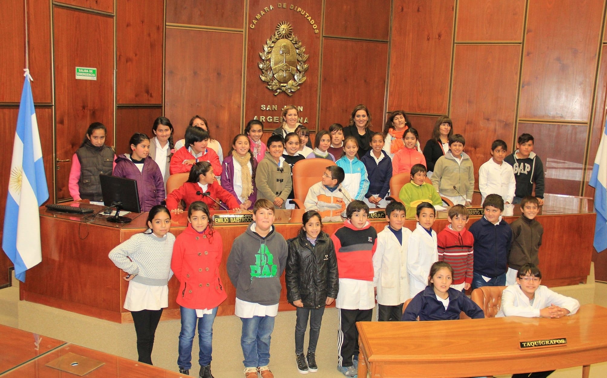 La diputada Marcela Monti junto a estudiantes y docentes de la escuela "Carlos Vergara" en la Legislatura. 